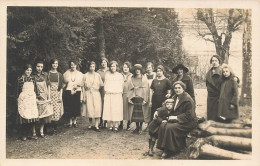 Carte Photo De Groupe Peut Etre Prise Dans Le Jardin Du Restaurant Mouvand A Saint Jean Le Vieux - Photographs