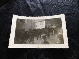 P-954 , Photo , Défilé D'un Régiment D'une Compagnie Muletière Devant Le Café Du Centre - Krieg, Militär