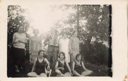 Carte Photo De Groupe Peut Etre Prise Dans Le Jardin Du Restaurant Mouvand A Saint Jean Le Vieux - Photographs