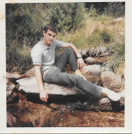 Photo Amateur Colorée, D'un Jeune Garçon Posant Au Bord De La Rivière - Anonymous Persons