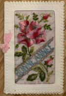 Fantaisie - Cpa Brodée à Système - Bonne Année - Fleurs Flowers - Embroidered