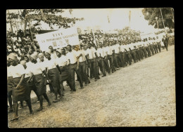 Photographie René Adon Photo Moderne Libreville Defilé Avec Vive La Republique Du Gabon M.G.V. ( Format 13cm X 18cm ) - Afrique