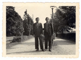 Photo Ancienne, Deux Hommes à La Mode Avec Des Mini Lunettes De Soleil Rondes, Excentriques Ou Bizarres ? - Ohne Zuordnung