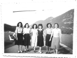 Photo Originale -Une Promenade De Six Jolies Mademoiselles Dans Les Années 50. - Anonieme Personen