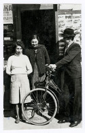 Photo Ancienne, Deux Femmes Et Homme Avec Un Vélo Bicyclette Devant Un Bureau De Tabac, 1940 - Zonder Classificatie