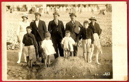 CPA CARTE-PHOTO à Localiser - Groupe Sur La Plage, Prémices D'un Château De Sable, Petits Maçons... - Autres & Non Classés