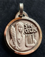 Pendentif Médaille Religieuse Argenté Milieu XXe "Sainte Cécile, Patronne Des Musiciens" Religious Medal - Religion & Esotérisme