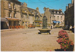 29 - CONCARNEAU - LA FONTAINE - AUTO AUTOMOBILE RENAULT 4L EN STATIONNEMENT PRES DE 2 CAFES - Concarneau