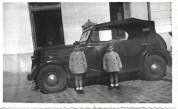 Deux Freres Devant Une Automobile 1947 - Cars