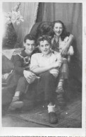 Carte Photo Originale - Trois Adolescents Avec Leur Mère Le Jour De Son Anniversaire. - Anonymous Persons