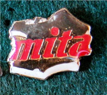 PIN'S " MITA " SUR CARTE DE FRANCE A IDENTIFIER _DP140 - Marques