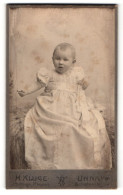 Fotografie H. Kluge, Unna I / W., Portrait Niedliches Kleinkind Im Hübschen Kleid Auf Fell Sitzend  - Anonymous Persons