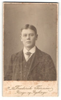 Fotografie Frederik Tornoe, Ringe & Ryslinge, Portrait Junger Herr Mit Krawatte Im Anzug  - Anonyme Personen