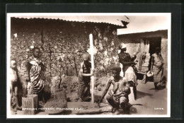 CPA AfricanPottery, Pounding Clay, Töpfer  - Ohne Zuordnung