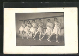 AK Junge Damen Stehen An Der Balletstange, Tanz  - Danza