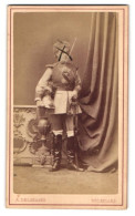 Fotografie A. Delabarre, Bruxelles, 18 Rue Fosse Aux Loups, Elise Roudel Im Bühnenkostüm Mit Raupenhelm & Schwert  - Célébrités