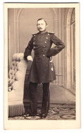 Fotografie Albert Grundner, Berlin, Leipziger Strasse 50, Offizier In Uniform Mit Epauletten  - Oorlog, Militair