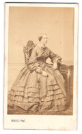 Photo Atelier Persus, Paris, 8 Rue Cassette, Edeldame Avec Glattem Haar Im Biedermeierkleid  - Anonyme Personen