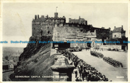 R660874 Edinburgh Castle. Changing The Guard. Valentine. Silveresque. 1957 - Monde