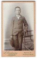 Fotografie S. Zacharias, Berlin-W., Steglitzer-Str. 61, Junger Mann Im Anzug Mit Fliege  - Anonyme Personen