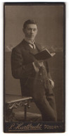 Fotografie P. Hartbrecht, Döbern /N.-L., Junger Herr Im Anzug Mit Buch In Der Hand  - Anonyme Personen
