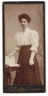Fotografie P. Hartbrecht, Döbern /N.-L., Junge Dame In Weisser Bluse Mit Einem Buch  - Anonyme Personen