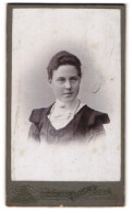 Fotografie Wilhelm Stein, Berlin-N., Chaussee Str. 66, Junge Dame In Modischer Kleidung  - Anonyme Personen