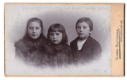 Fotografie Eugen Butteweg, Karsruhe I. B., Amalienstrasse 37, Drei Kinder In Zeitgenössischer Kleidung  - Anonieme Personen