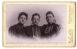 Photo Wilhelm Feller, Strassburg-Neudorf, Rheinstrasse 11a, Drei Junge Damen In Gerüschten Kleidern  - Anonyme Personen