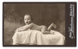 Fotografie Atelier Friedmann, Berlin S. 14, Neue Jacobstrasse 16, Baby Bäuchlings Auf Einem Tuch  - Anonieme Personen