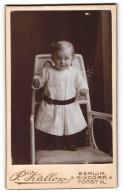 Fotografie P. Kallow, Berlin, Kleinkind In Kleid Mit Gürtel, Auf Einem Stuhl Stehend  - Anonieme Personen