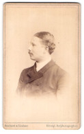 Fotografie Reichard & Lindner, Berlin, Unter Den Linden, Junger Mann Mit Moustache Im Profil  - Anonymous Persons