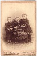 Fotografie Wilh. Biedermann, Berlin, Weinbergsweg 4, Drei Kinder In Kleidung Mit Streifen  - Anonymous Persons