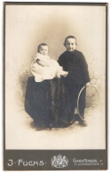 Fotografie J. Fuchs, Charlottenburg, Wilmersdorferstrasse 57, Knabe Mit Reifen Und Baby Im Taufkleid  - Anonymous Persons