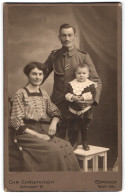 Fotografie Chr. Christensen, Cöpenick, Schlossstrasse 16, Vater In Uniform Mit Frau Und Kleinem Jungen  - Anonieme Personen