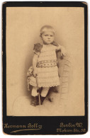 Fotografie Hermann Boll, Berlin W., Mohren Strasse 59, Grimmig Schauendes Kleines Mädchen Im Kleid  - Anonieme Personen