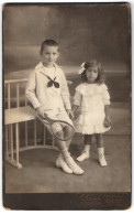 Fotografie C. Euen, Berlin S.W., Junge Und Mädchen Mit Tennisschläger Und Tennisball  - Personnes Anonymes