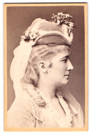 Fotografie Dr. Szekely, Wien, Opernring 1, Portrait Schauspielerin Charlotte Wolter Als Frl. V. Lamy Im Kostüm  - Famous People
