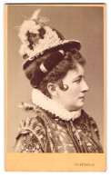 Fotografie Dr. Szekely, Wien, Opernring 1, Portrait Charlotte Wolter Im Bühnenkostüm Mit Hut  - Famous People