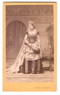 Fotografie Fritz Luckhardt, Wien, Taborstr. 18, Portrait Schauspielerin Charlotte Wolter Im Bühnenkostüm Mit Mandoli  - Célébrités