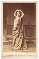 Fotografie Dr. Szekely, Wien, Opernring 1, Portrait Schauspielerin Charlotte Wolter Im Orientalischen Kleid Beim Tanz  - Berühmtheiten