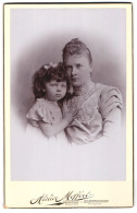 Fotografie Meffert, Meiningen, Sedanstr., Portrait Mutter Mit Ihrer Tochter Posieren Im Atelier, Mutterglück, 1899  - Anonieme Personen