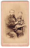 Fotografie Alexander Matthaey, Bautzen, Portrait Vater Mit Backenbart Und Seiner Tochter Auf Dem Schoss, 1875  - Anonieme Personen
