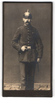 Fotografie Alfred Lucas, Neudamm, Portrait Soldat In Feldgrau Uniform Rgt. 18 Mit Pickelhaube Und Bajonett  - Personnes Anonymes