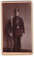 Fotografie Unbekannter Fotograf Und Ort, Portrait Einjährig-Freiwilliger In Uniform Mit Pickelhaube Und Ausmarschgep  - War, Military