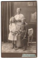 Fotografie Atelier Schwabe, Osterode A. Harz, Wagestr. 4, Mutter Mit Ihren Kindern, Junge In Uniform Als Soldat  - Krieg, Militär