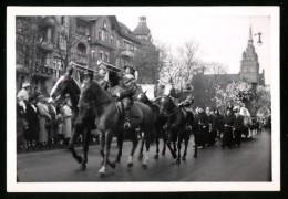 Fotografie Unbekannter Fotograf, Ansicht Berlin-Steglitz, Schlossstrasse, Festumzug Mit Rathaus Steglitz Im Hintergrund  - Lieux