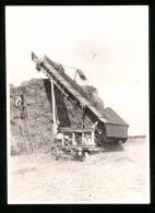 Fotografie Heuernte, Förderanlage Türmt Heu Zu Einem Berg Auf  - Automobiles