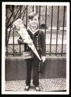 Fotografie Einschulung, Knabe In Marine-Uniform Mit Schultüte-Zuckertüte Am 1. Schultag  - Sonstige & Ohne Zuordnung