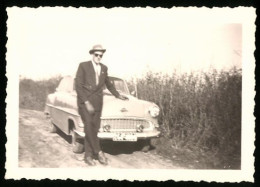 Fotografie Auto Opel Rekord, Herr Lehnt Lässig Am PKW  - Cars